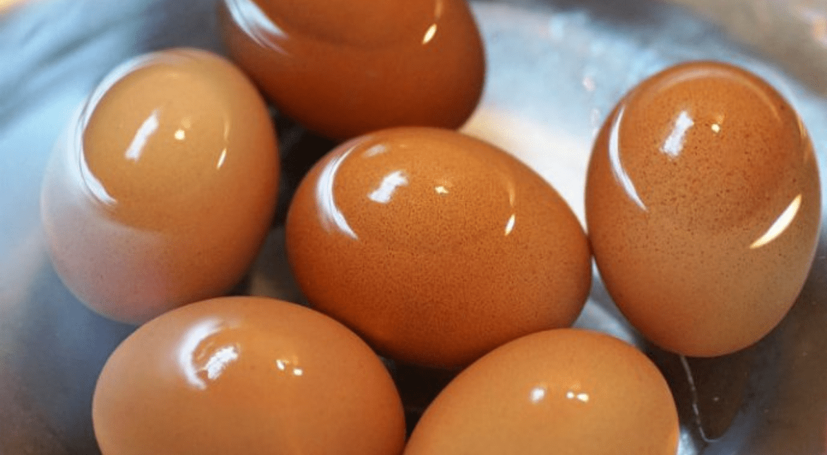 Essen - ¿Necesitás hervir huevos para una receta? Evitá que se te revienten  al cocerlos agregándole al agua una cucharada de vinagre y otra de sal.