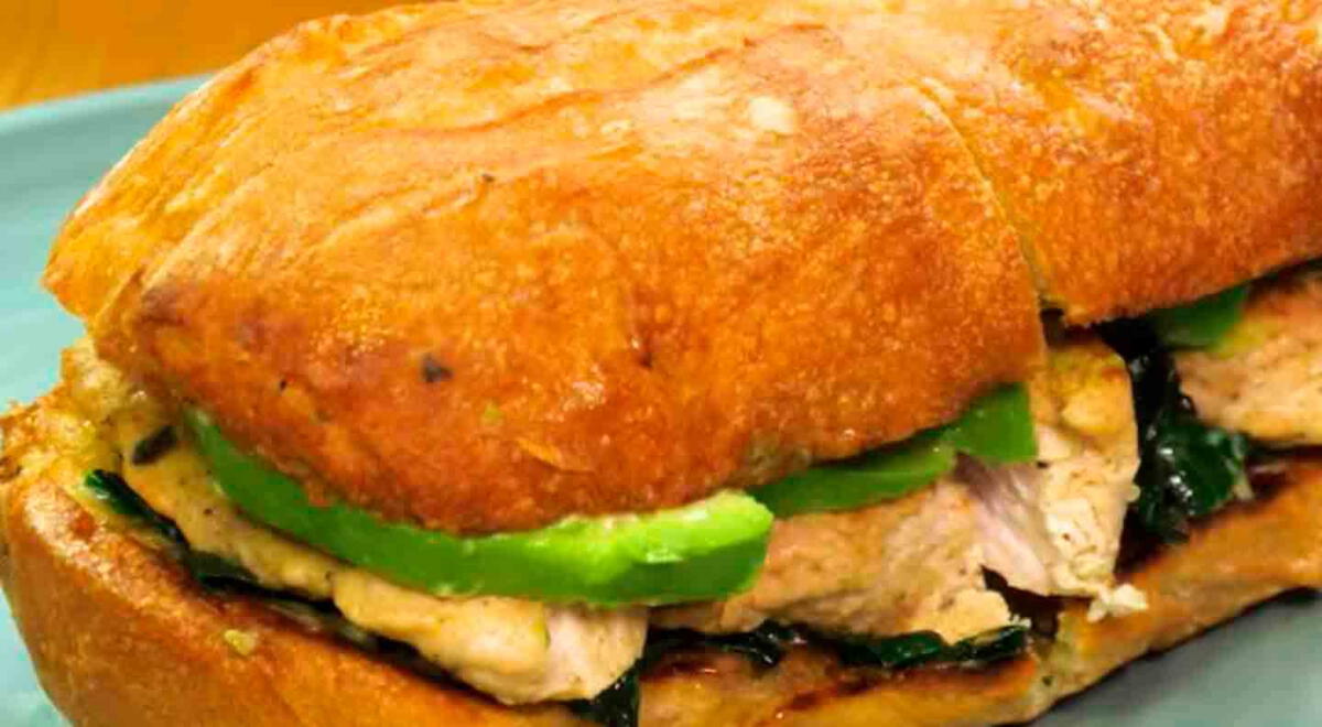 Pan con palta, espinaca y pavo
