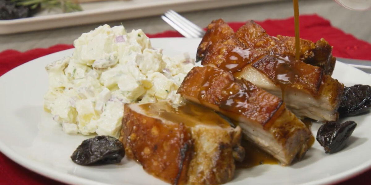 Chancho al horno con ensalada de papa (VIDEO)