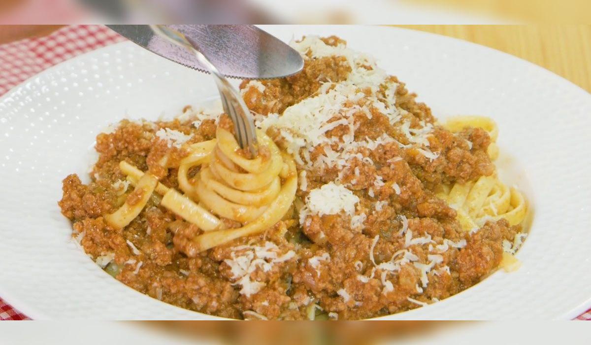 Tallarines con salsa de carne