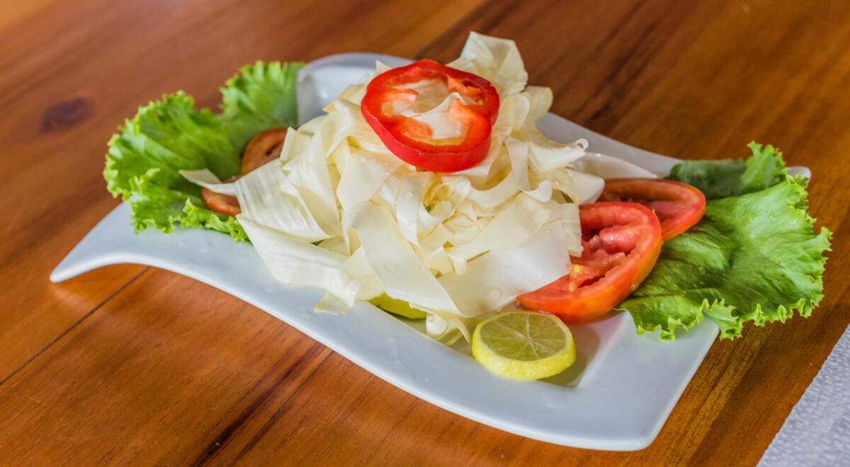 Ensalada de chonta con tomate, lechuga y limón
