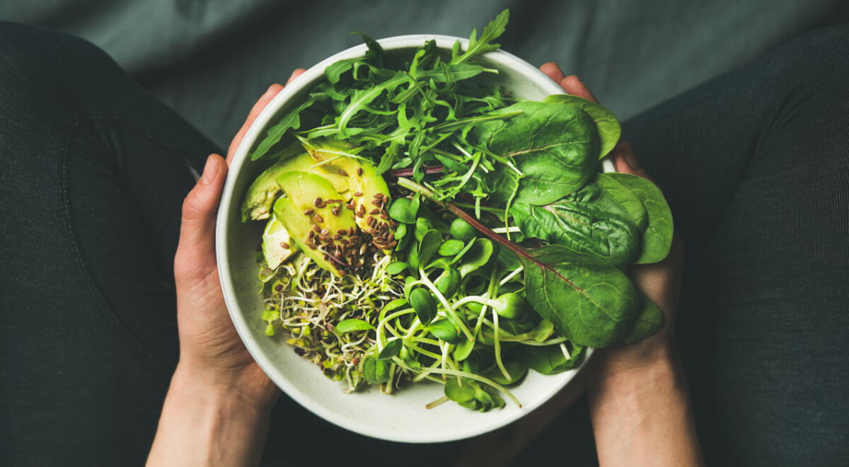 El Dr. Pérez-Albela recomienda esta ensalada de espinaca y berros para prevenir la anemia