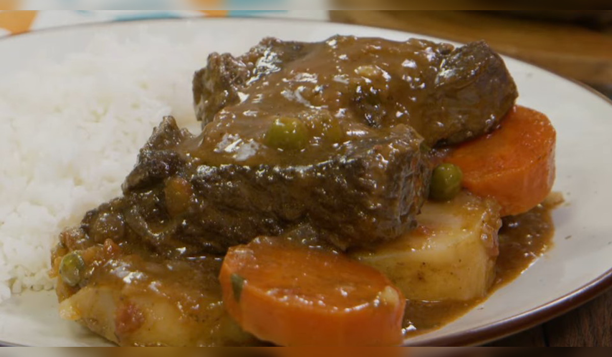 plato de estofado de res con verduras