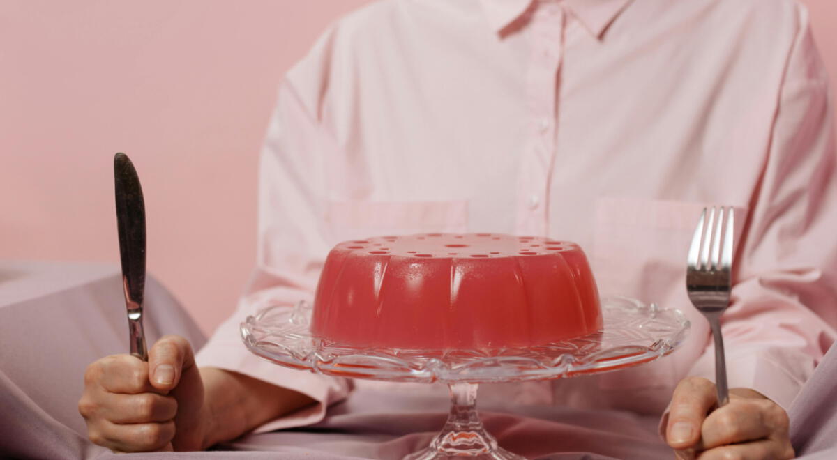 Consumir gelatina puede ayudar a disminuir los efectos del envejecimiento, al ser una fuente rica en colágeno.