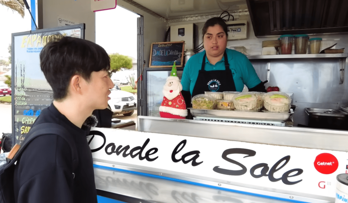 Turista japonés prueba ceviche chileno y su reacción sorprende a todos