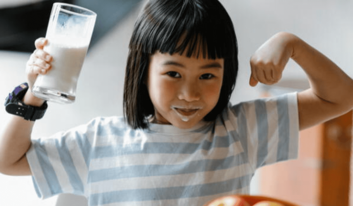 ¡No guardes la leche en la puerta del refrigerador! Expertos revelan el gran riesgo