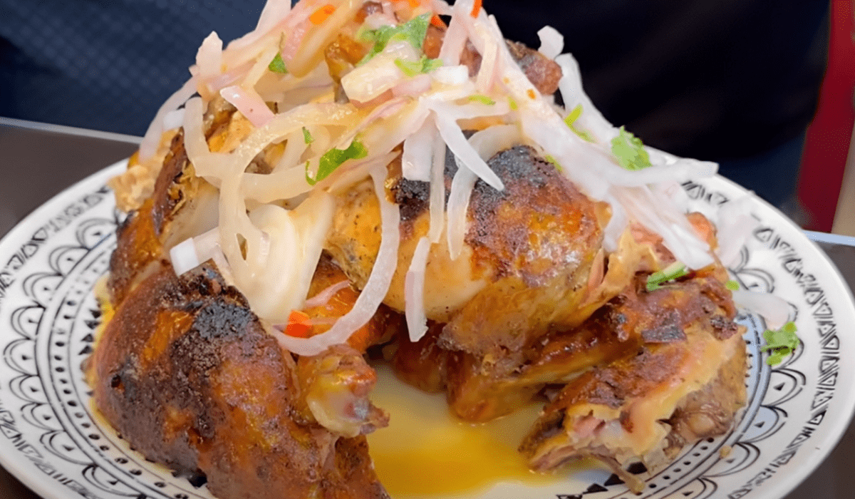 Delicioso pollo a la brasa acevichado.
