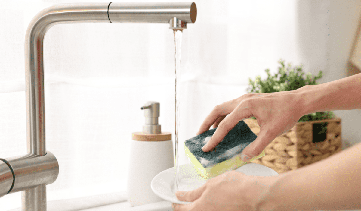 El mejor truco para ahorrar agua cuando lavas los trastes.