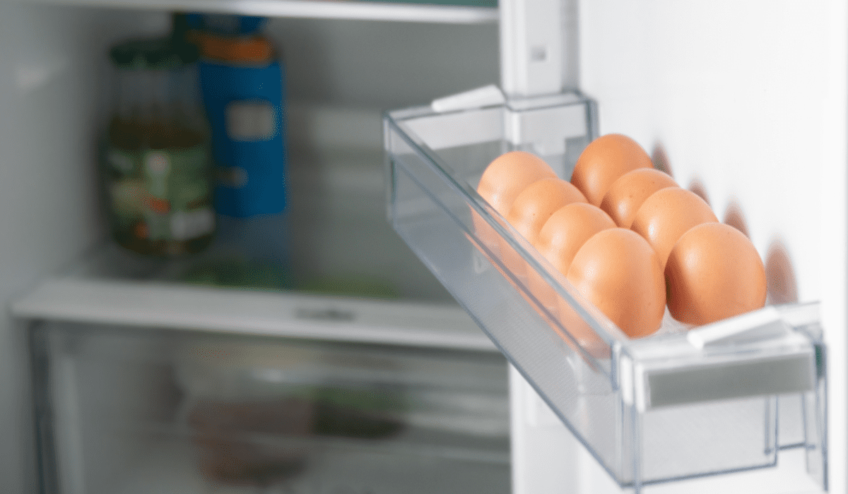 Descubre por qué no debes guardar los huevos en la refrigeradora.