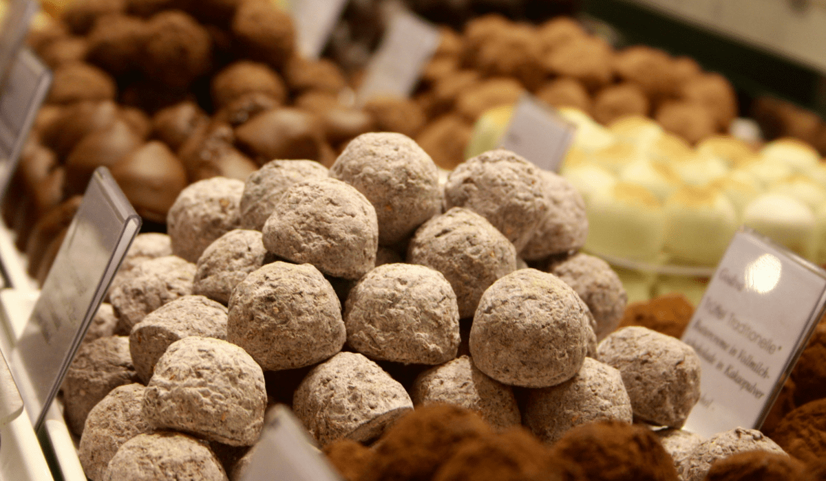 Conoce cómo preparar trufas de avena sumamente fáciles.