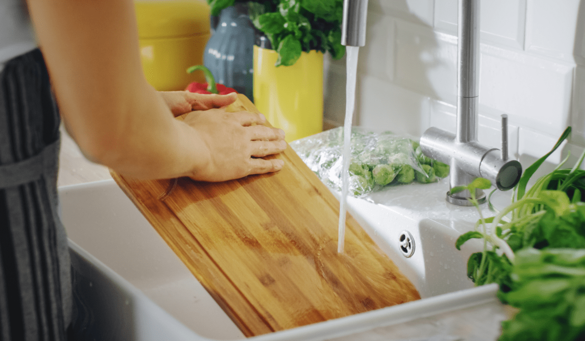 Aprende a lavar y desinfectar las tablas de picar correctamente.