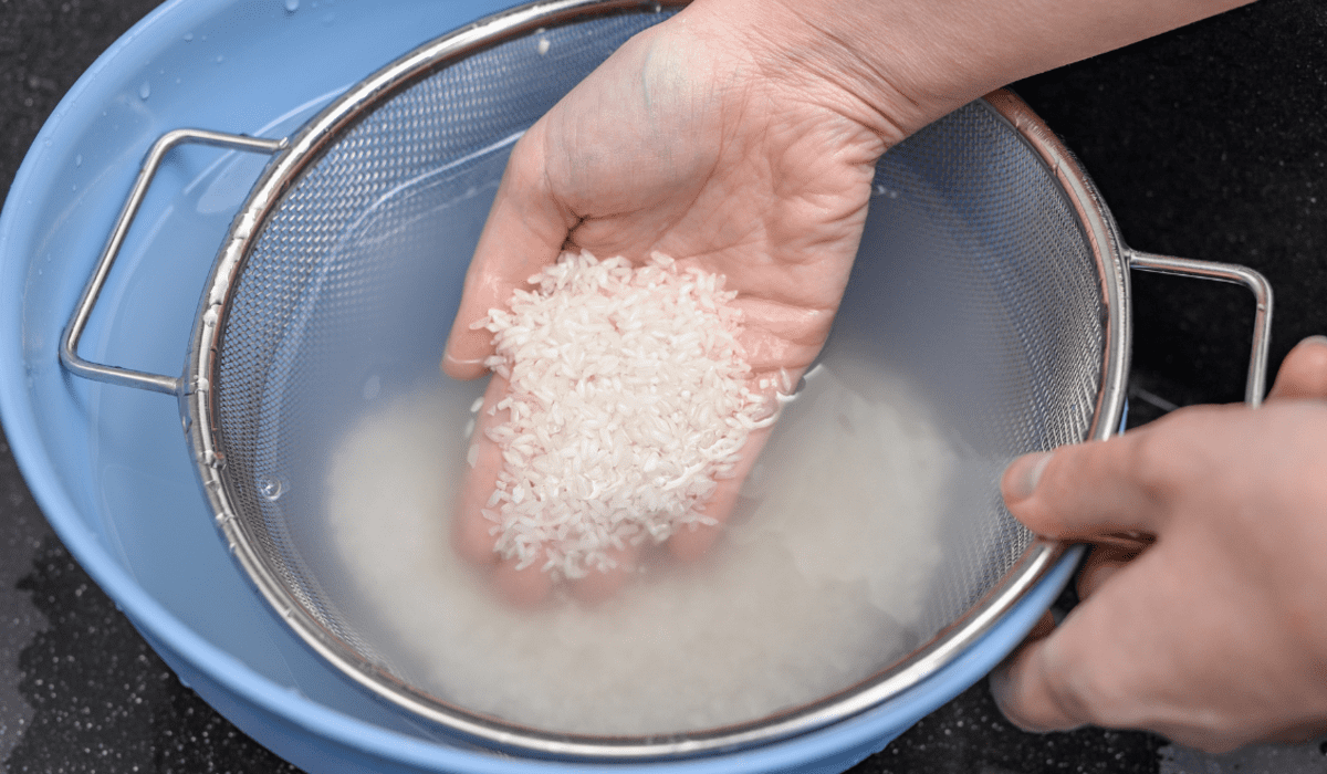Descubre por qué debes lavar el arroz antes de cocinarlo.