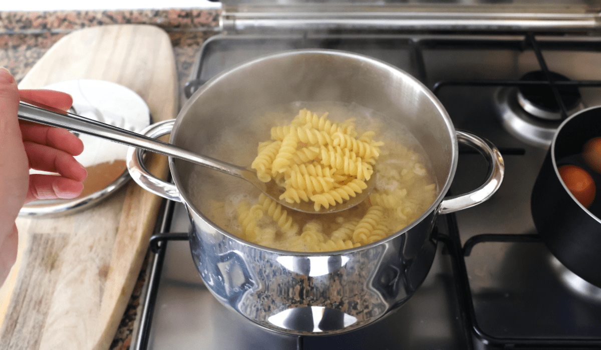 El truco de un Premio Nóbel de física para cocinar pastas y ahorrar dinero.
