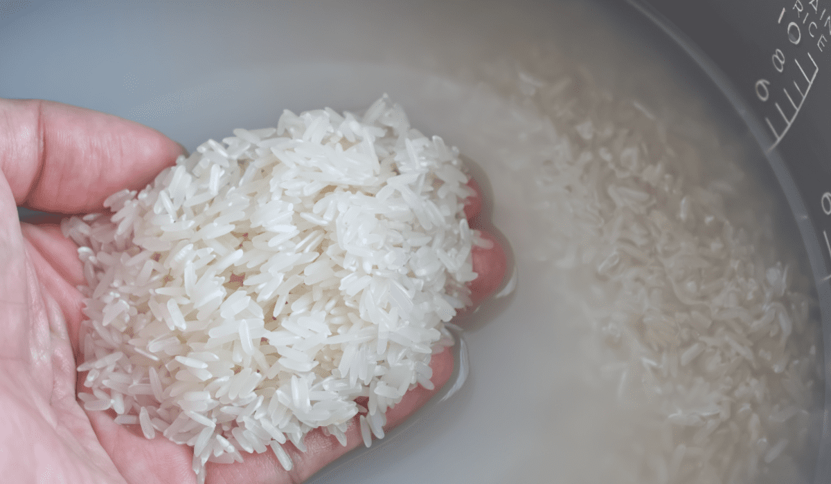 ¿Cuántas veces se debe lavar el arroz blanco?