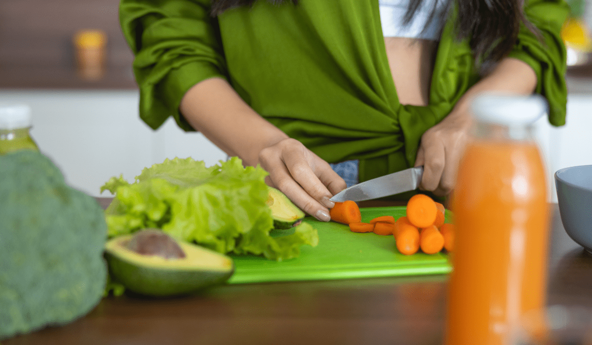Las tablas de plástico liberan microplásticos en la comida.