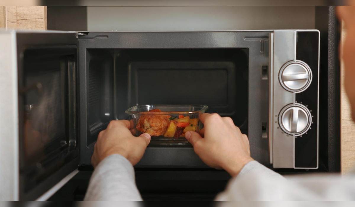 Recalentar ciertos alimentos en el microondas puede provocar el desarrollo de bacterías. Fuente: Shutterstock.