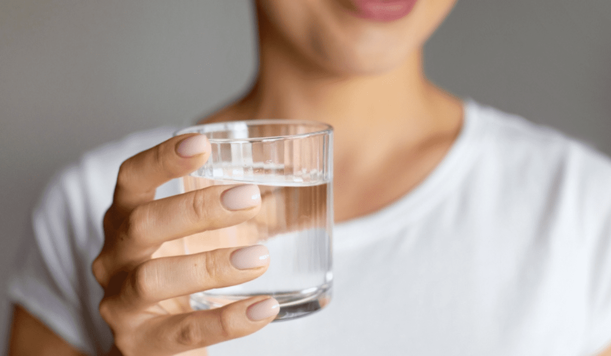 Beber dos litros de agua al día puede cambiar tu salud renal