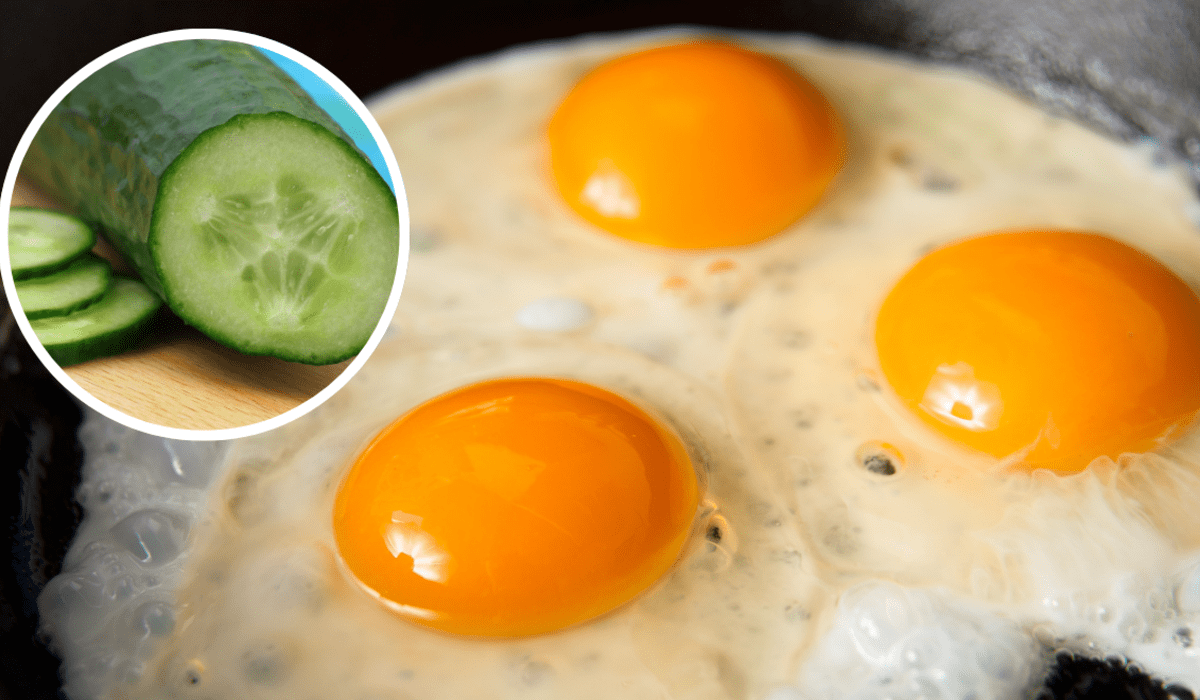 Fríe los huevos con pepino.