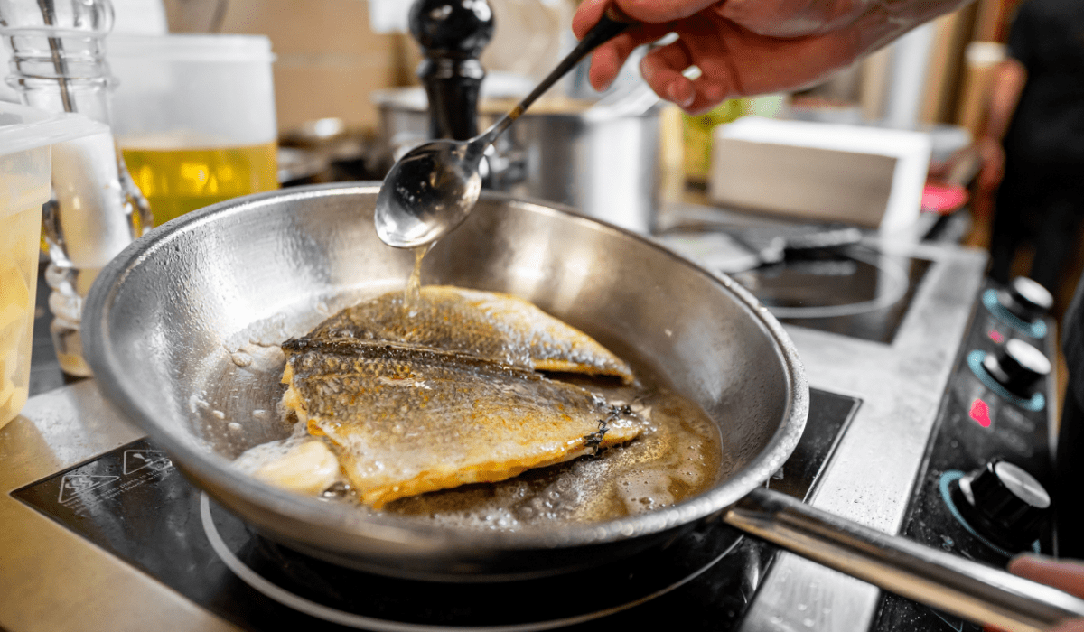 Cómo evitar que el pescado se pegue en una sartén vieja.