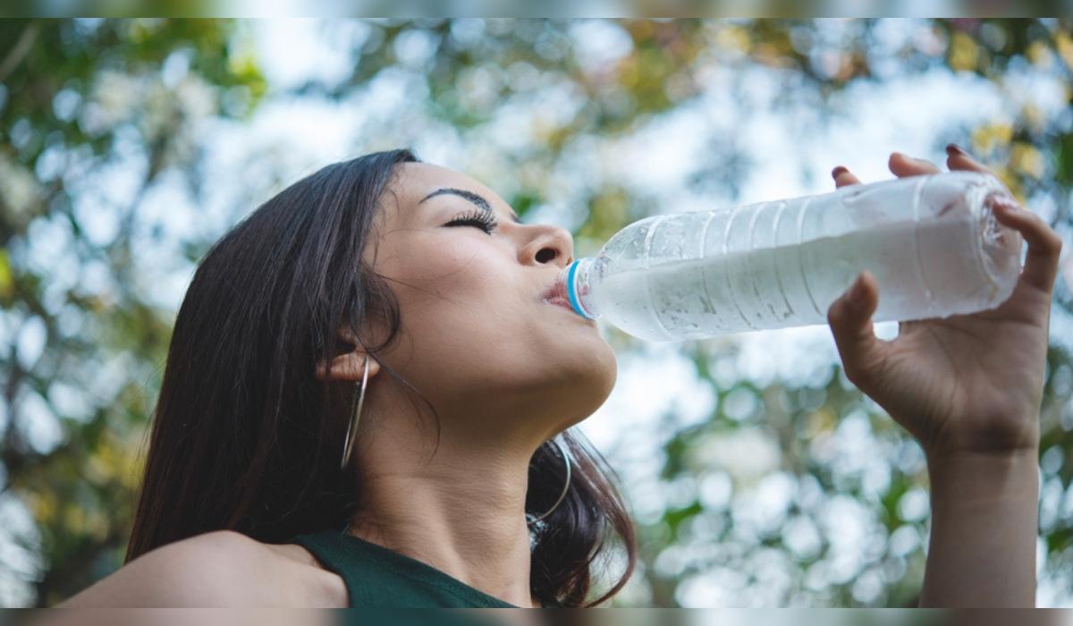 Beber agua en ayunas y antes de comer: el simple hábito que mejora tu salud