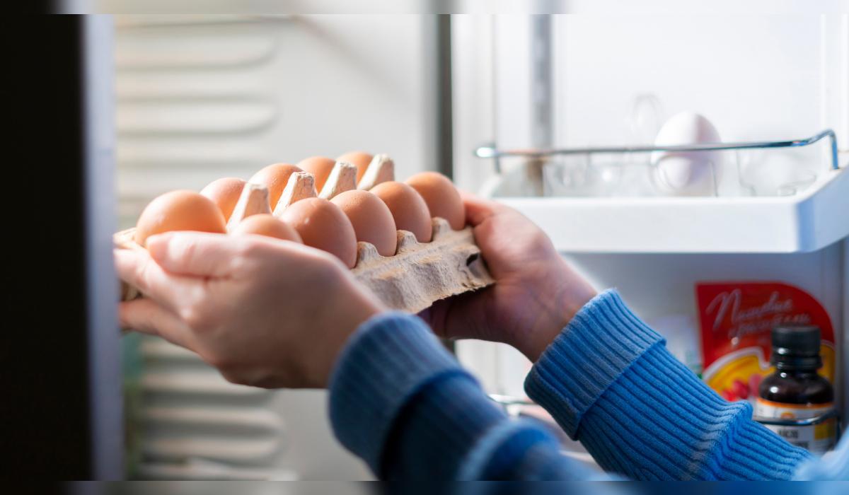 ¿Es mejor guardar el huevo dentro o fuera de la refrigeradora?