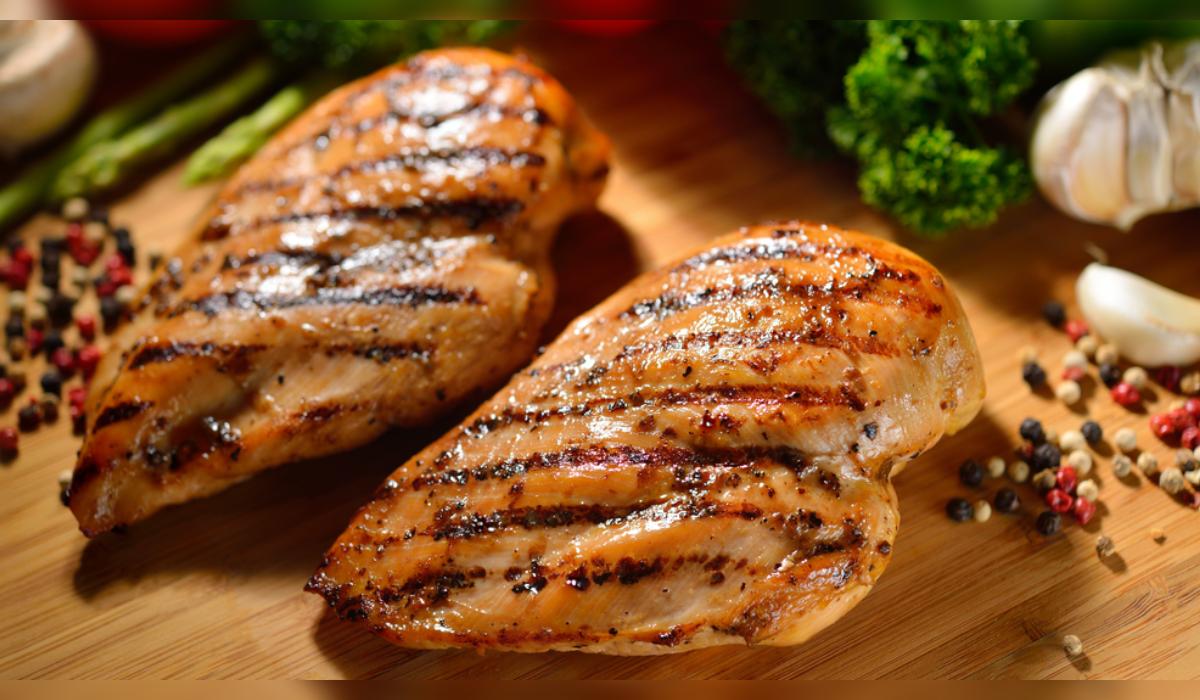 ¿Por qué tu pechuga de pollo siempre queda seca? Este truco cambiará tu forma de cocinarla