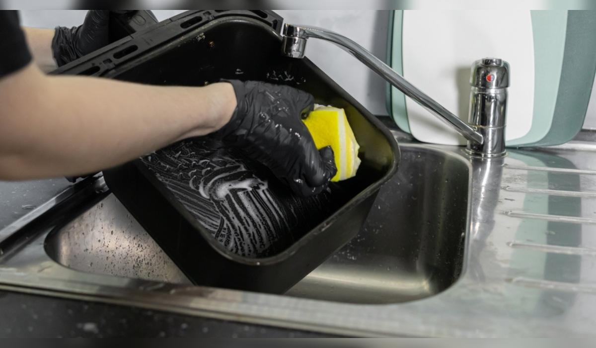 El truco que pocos conocen para limpiar el air fryer, según expertos