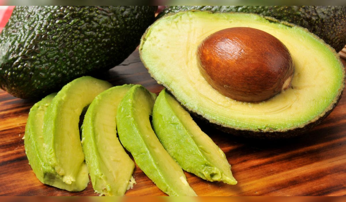 La palta empieza a oxidarse minutos después de abrirla si no se conserva correctamente.
