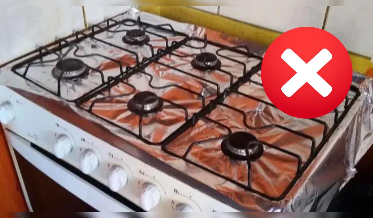 Cubrir la estufa con aluminio puede bloquear los quemadores y provocar fallas en la flama.