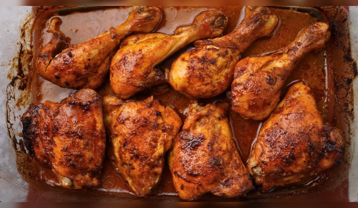 Descubre el secreto para preparar un pollo al horno jugoso y lleno de sabor, ideal para acompañar con puré o arroz. La chef María Lo revela el ingrediente clave en su receta.