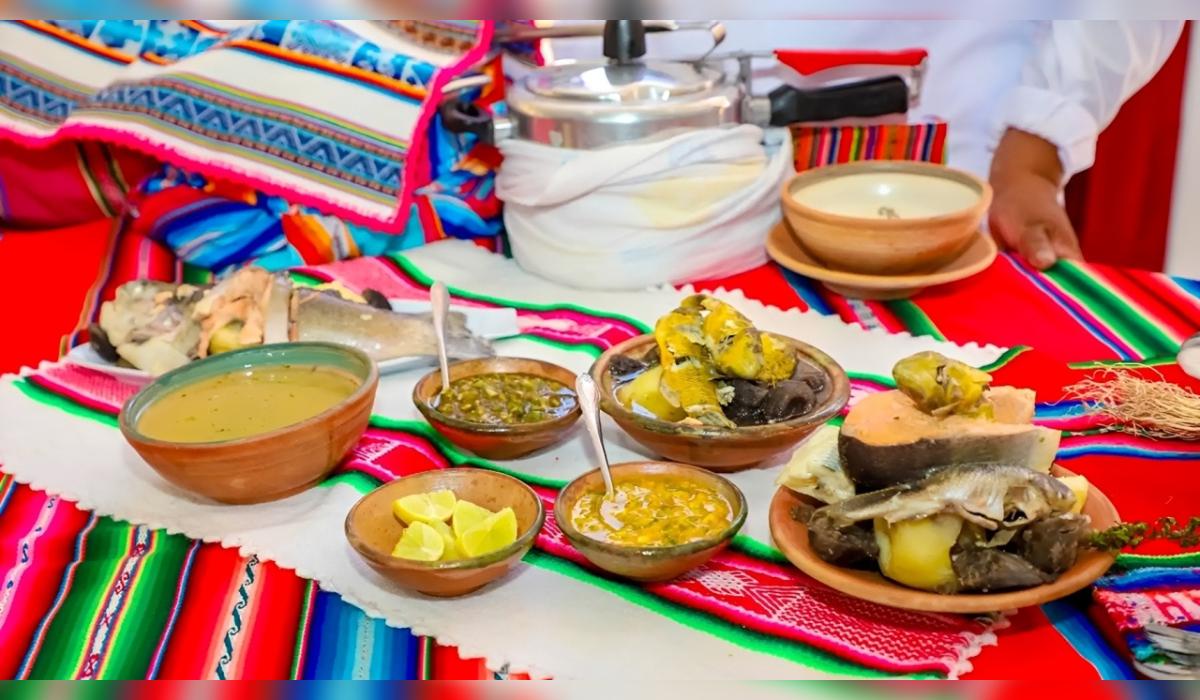 Entre las delicias destacan la trucha frita del Titicaca, el cancacho de cordero y el chicharrón de alpaca, reflejando la rica gastronomía puneña.