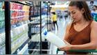 Escogiendo tipos de leche en el supermercado