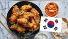 Comida coreana: pollo, kimchi y arroz