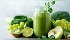 vaso de jugo verde, con vegetales y frutas vedes