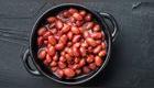 frejoles rojos en un plato oscuro