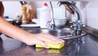 limpiando la cocina con esponja