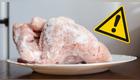 pollo congelado en plato a temperatura ambiente con señal de advertencia