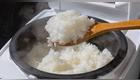 El arroz blanco recién cocinado eleva los niveles de glucosa en sangre.
