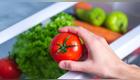 Chef revela por qué no debes cortar el tomate justo al sacarlo del refrigerador.
