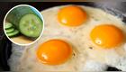 Fríe los huevos con pepino.
