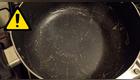 El peligro de cocinar en una sartén antiadherente rayada.