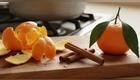 Hervir cáscaras de mandarina con canela.