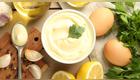 Disfruta del toque preciso de mayonesa para acompañar tus platos. Fuente: Shutterstock.
