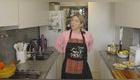 En un video publicado en Instagram y YouTube, Bertotti utiliza un delantal andino mientras cocinaba. Fuente: youtube.