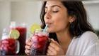 El agua de Jamaica se ha vuelto popular en redes sociales y entre los hogares latinoamericanos. Fuente: composición IA.