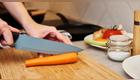 La elección entre estos cuchillos dependerá de tus recetas. El chef es perfecto para trozar y picar, mientras que el Santoku destaca en cortes finos y delicados, elevando tu técnica culinaria. Foto: Envato