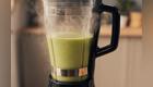 Licuar sopas calientes puede ser peligroso si no se toman precauciones. El vapor y la presión generada en la licuadora pueden provocar salpicaduras y quemaduras en la cocina. Foto: IA