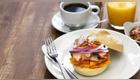 Descubre el delicioso ritual del pan con chicharrón, el sándwich preferido de los peruanos, que combina carne jugosa, piel crujiente y sabores únicos. Este típico desayuno nacional es un motivo de orgullo. Foto: Envato