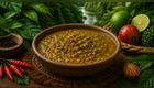 La mishkina es un aderezo tradicional de la cocina amazónica que combina raíces frescas y hierbas nativas, otorgando color, aroma y sabor a los platos típicos de la selva. Foto: IA