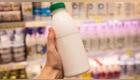 Elegir la leche adecuada para tu salud va más allá de las calorías, considerando factores como la edad y necesidades nutricionales. Lactosa, dieta y beneficios deben ponderarse. Foto: Envato
